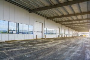 倉庫建設の必須要素！庇（ひさし）がもたらすメリットと必要性とは？