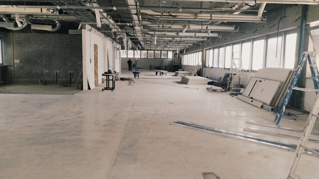 建て替えか？リノベか？老朽化した倉庫の活用方法を徹底比較【判断ポイントと費用目安】